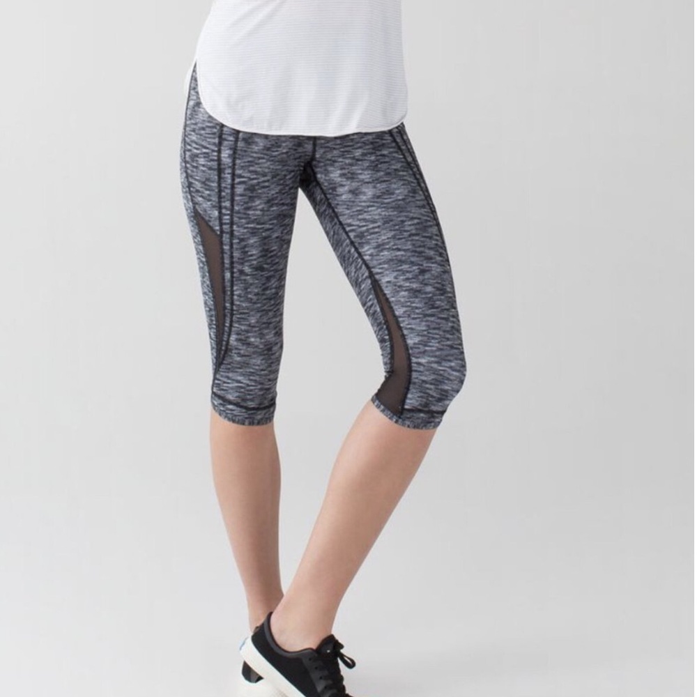 Lululemon cropped  it like is hot Leggings size 2